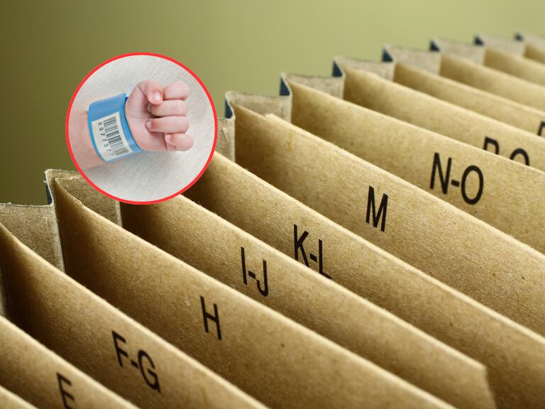 LLa mano de un recién nacido y al fondo carpetas de archivo (Fotos vía Getty Images)