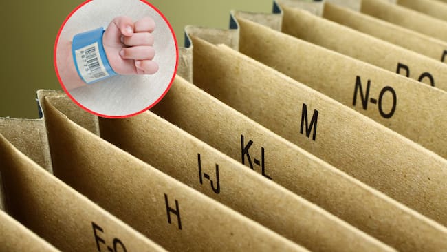 LLa mano de un recién nacido y al fondo carpetas de archivo (Fotos vía Getty Images)