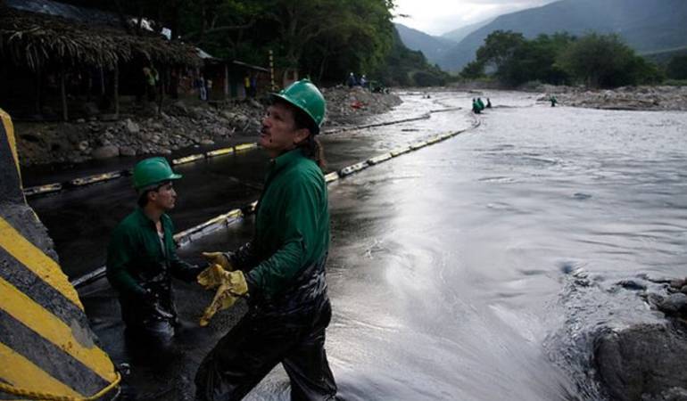 El derrame de crudo causo una grave emergencia ambiental en la zona. 