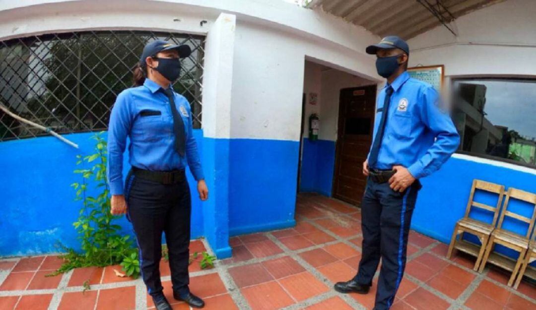 El personal de seguridad que prestó el servicio durante varios meses sin contrato en los colegios, denunció presunta discriminación