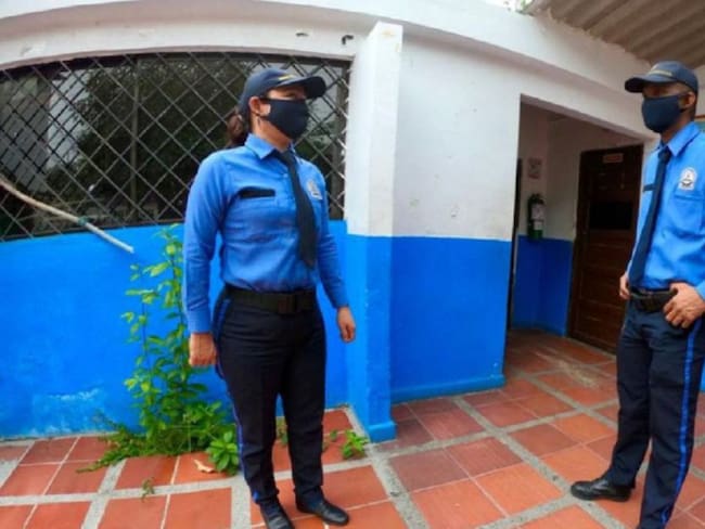 El personal de seguridad que prestó el servicio durante varios meses sin contrato en los colegios, denunció presunta discriminación