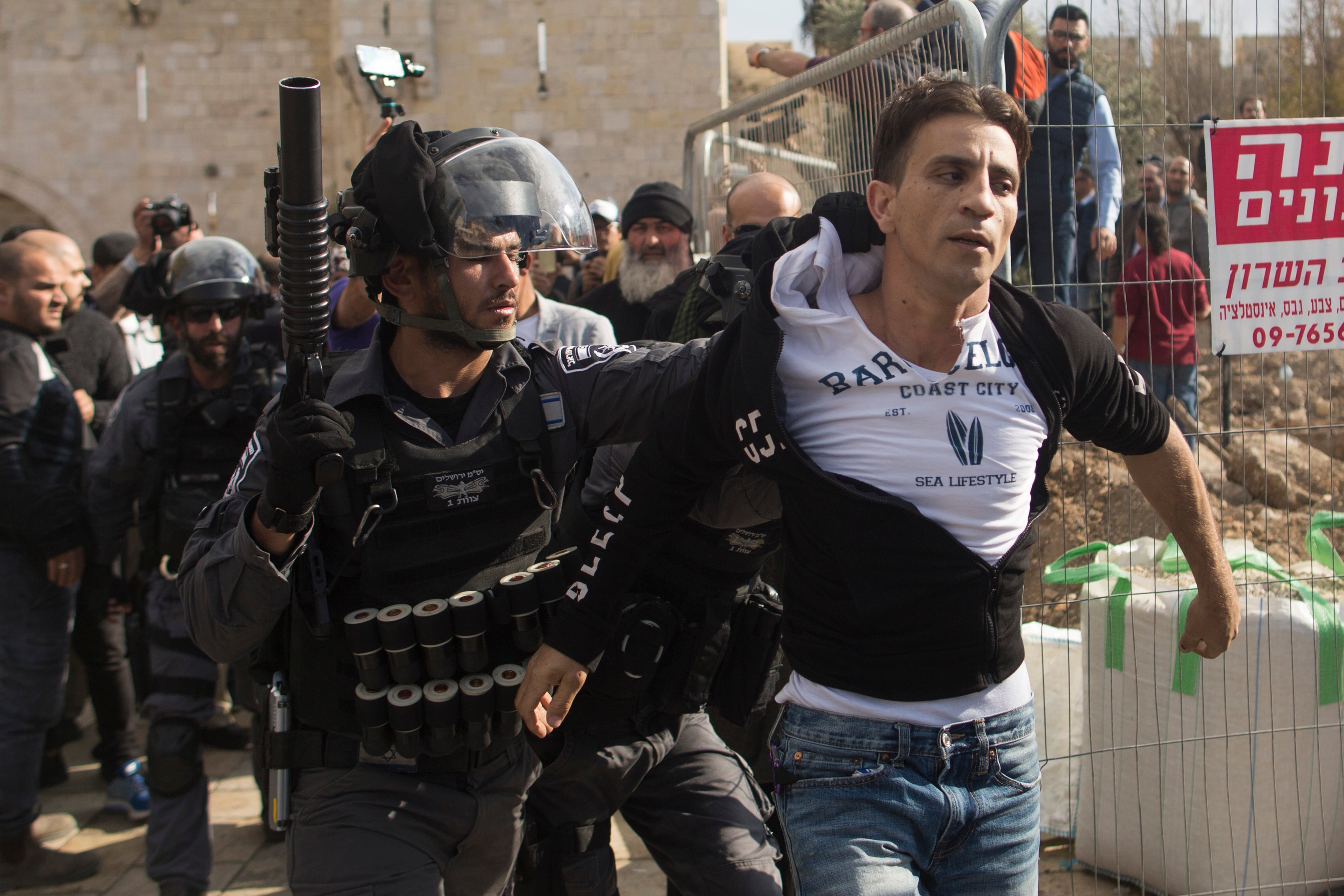 Ciudadano palestino detenido por soldados de Israel en medio de una manifestación. 
(Foto:    Lior Mizrahi/Getty Images)