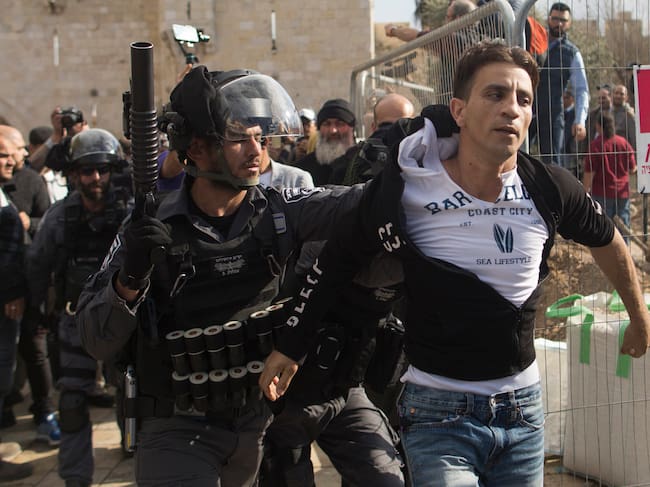 Ciudadano palestino detenido por soldados de Israel en medio de una manifestación.
(Foto: Lior Mizrahi/Getty Images)