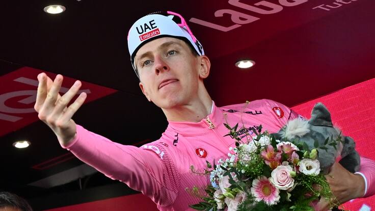 Francavilla Al Mare (Italy), 15/05/2024.- Slovenian rider Tadej Pogacar of UAE Team Emirates celebrates on the podium as he retains the overall leader&#039;s pink jersey after the 11th stage of the 107 Giro d&#039;Italia 2024, cycling race over 207 km from Foiano di Val Fortore to Francavilla al Mare, Italy, 15 May 2024. (Ciclismo, Italia, Eslovenia) EFE/EPA/LUCA ZENNARO