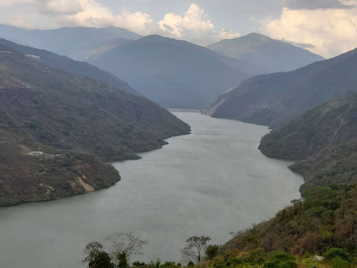 Investigan la incineración de una lancha contratista de Hidroituango