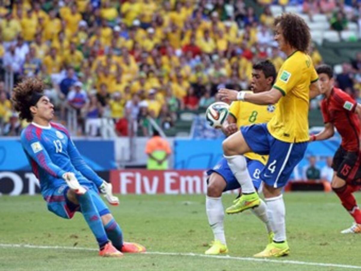 Ochoa, la figura de México ante Brasil, no tiene equipo