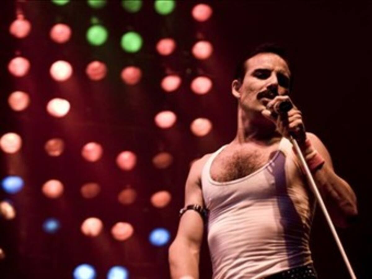 Freddie Mercury revive a manos de Dios Salve a la Reina