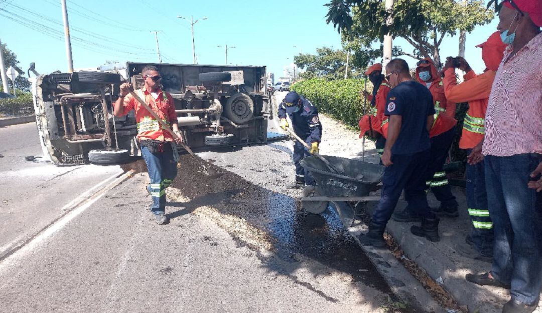 De acuerdo con el reporte del organismo de socorro el vehículo se volcó en plena vía en sentido hacia el peaje de Manga