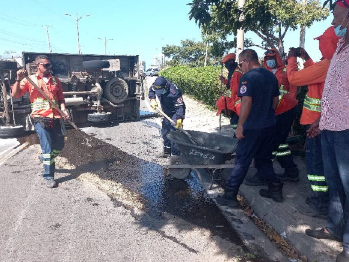 Furgón se volcó y dejó dos heridos en el puente de Bazurto en Cartagena