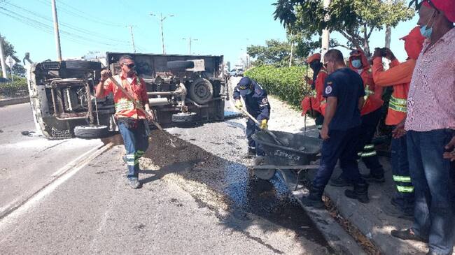 De acuerdo con el reporte del organismo de socorro el vehículo se volcó en plena vía en sentido hacia el peaje de Manga