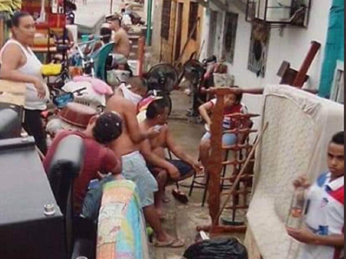 Damnificados en Rebolo siguen durmiendo en el suelo