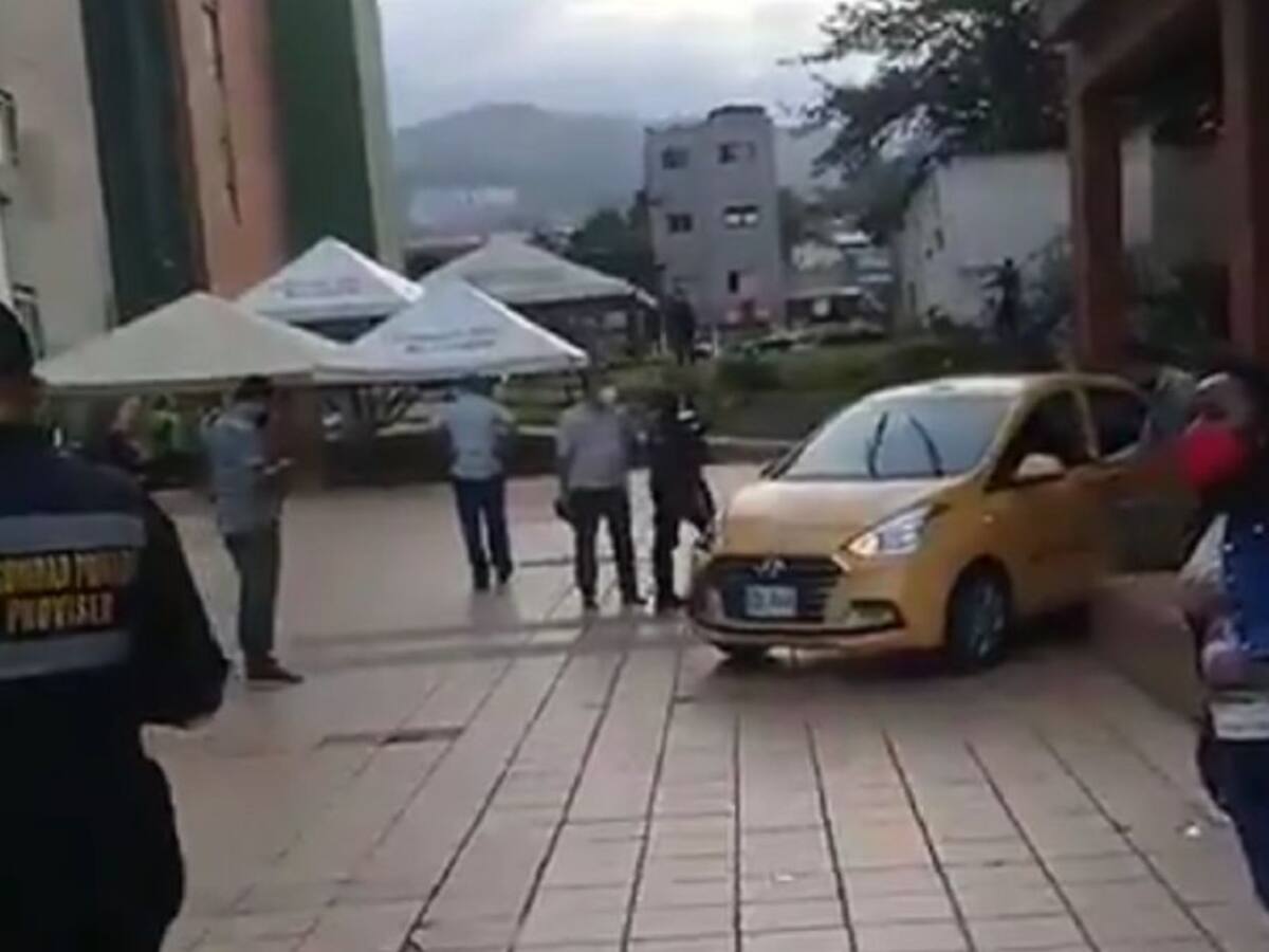 Momentos de pánico en la sede de la Clínica Comfenalco en el centro de Cali