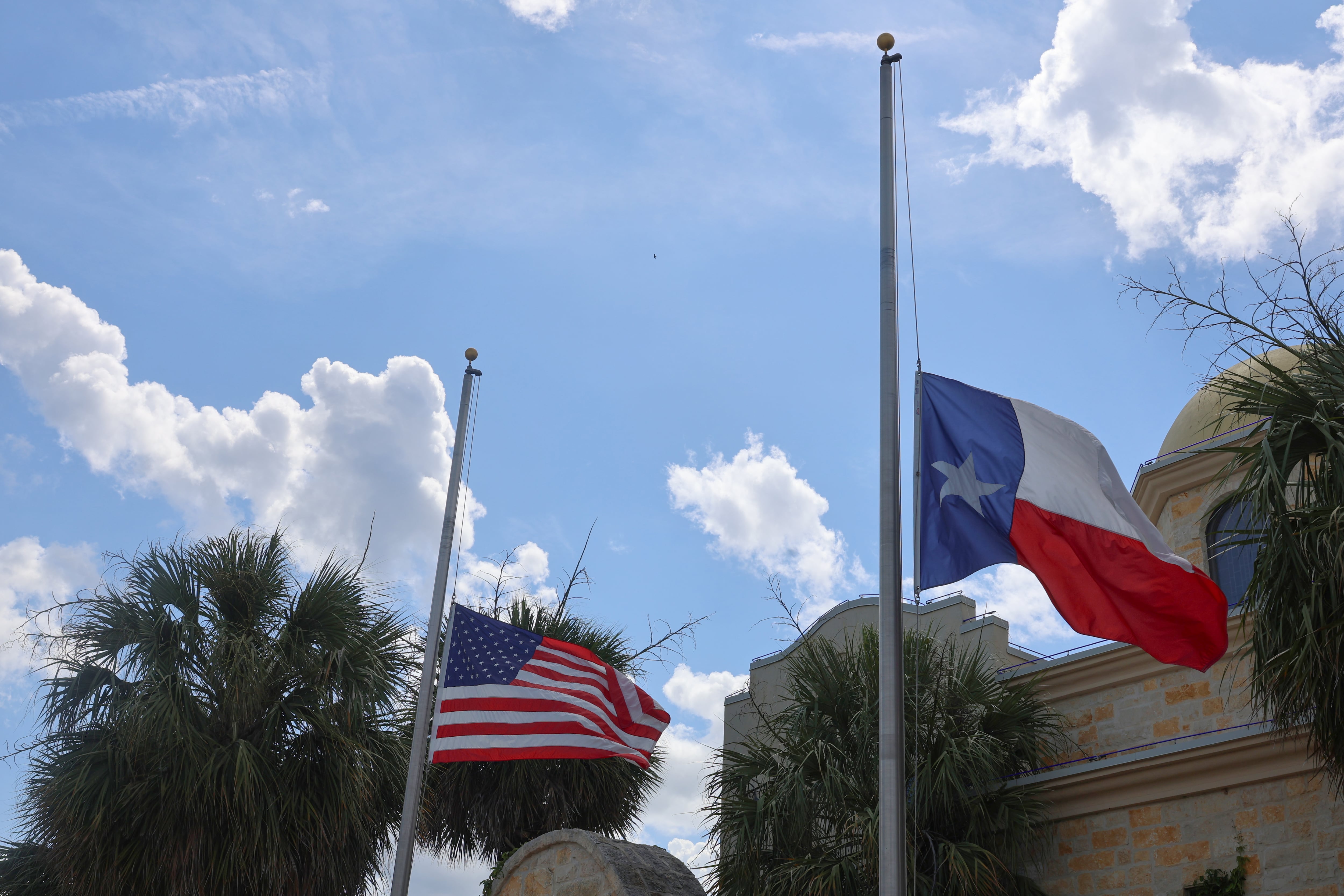 AME1827. KERRVILLE (ESTADOS UNIDOS), 09/07/2025.- Fotografía de las banderas de Estados Unidos y Texas a media asta este miércoles, en Kerrville (Estados Unidos). El gobernador de Texas, Greg Abbott, ordenó izar las banderas a media asta para guardar duelo por las más de cien muertes provocadas por las inundaciones en la región del 'Hill Country', a las afueras de San Antonio, que también han dejado unos 173 desaparecidos. EFE/ Octavio  Guzmán