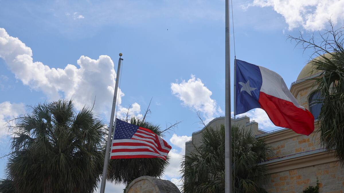 Trump viaja a Texas en medio de críticas a su administración por demora en respuesta a la emergencia