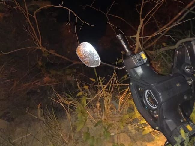 Pareja de motociclistas cayó al rio Suratá