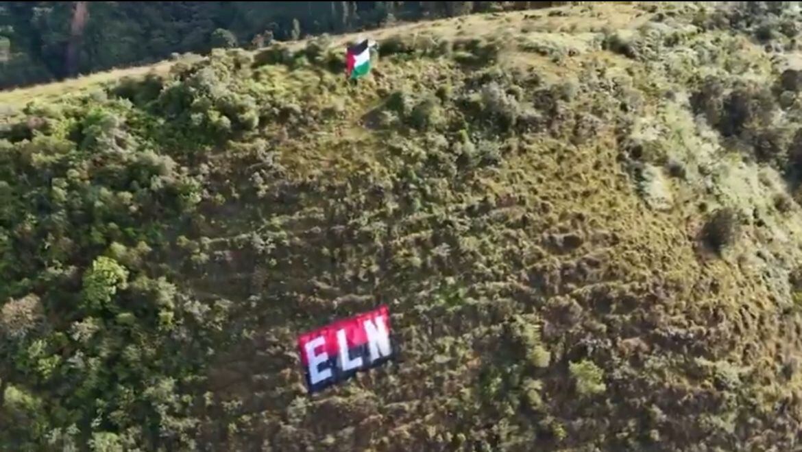 Bandera del ELN instalada en Medellín. Foto: Redes sociales.