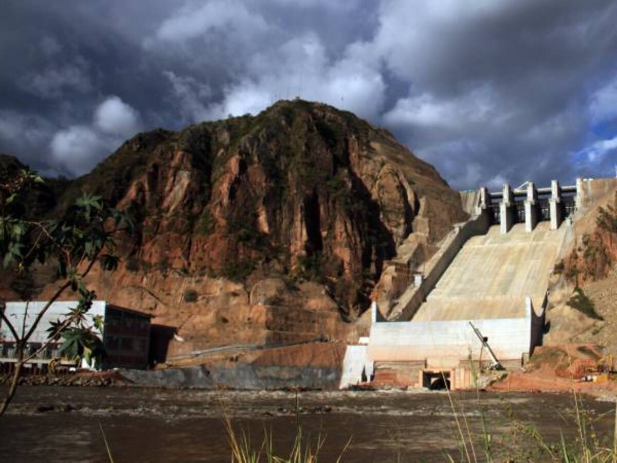 Santos advierte que no reactivar El Quimbo aumentaría tarifas de energía