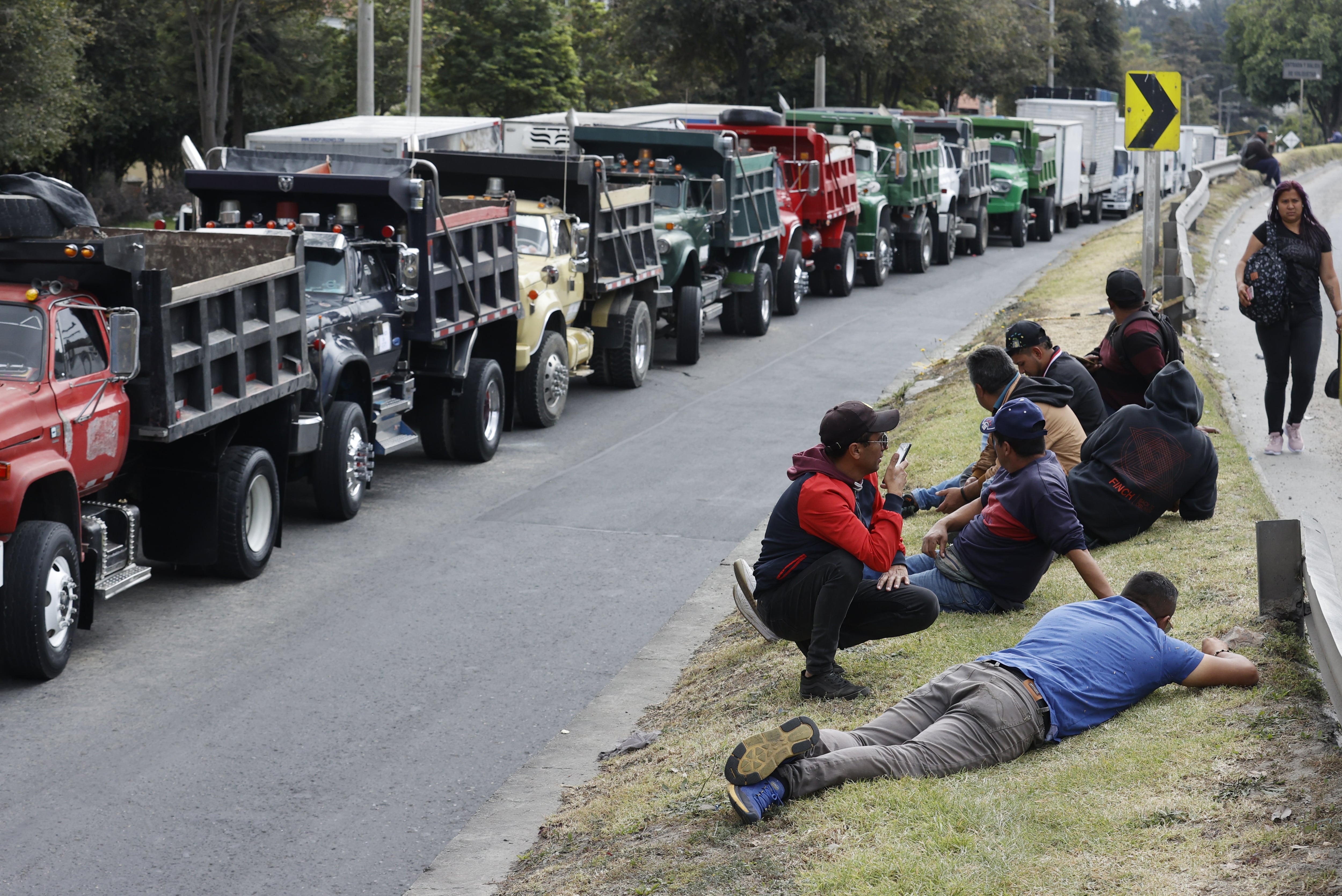 Camiones bloquean una calle durante una protesta de transportadores debido al incremento en el precio del diésel, este jueves en Bogotá (Colombia).