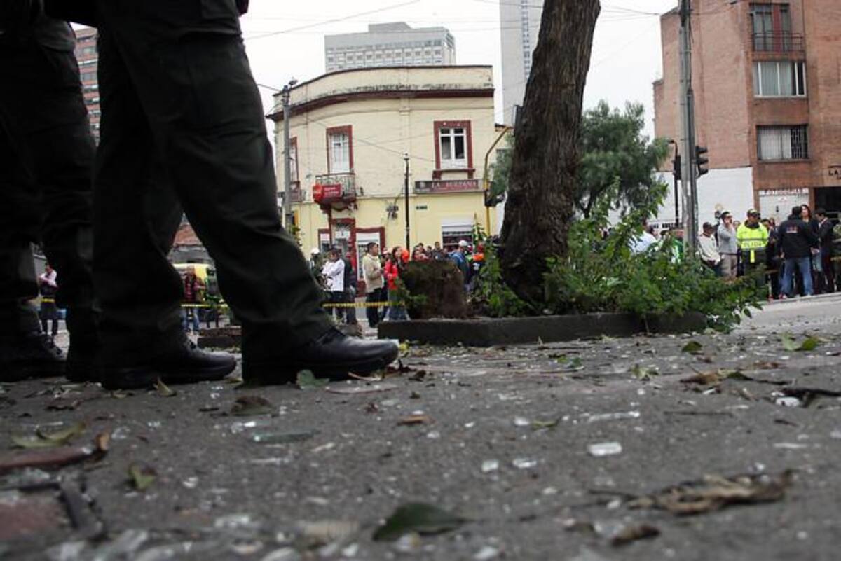 Un paquete sospechoso en el sector alertó a las autoridades que, cuando verificaron el contenido, hallaron una carga explosiva que contenía, entre otros elementos, metralla. Bomberos de Bogotá atendieron a los vecinos de varias viviendas aledañas que resultaron afectadas por la explosión controlada.