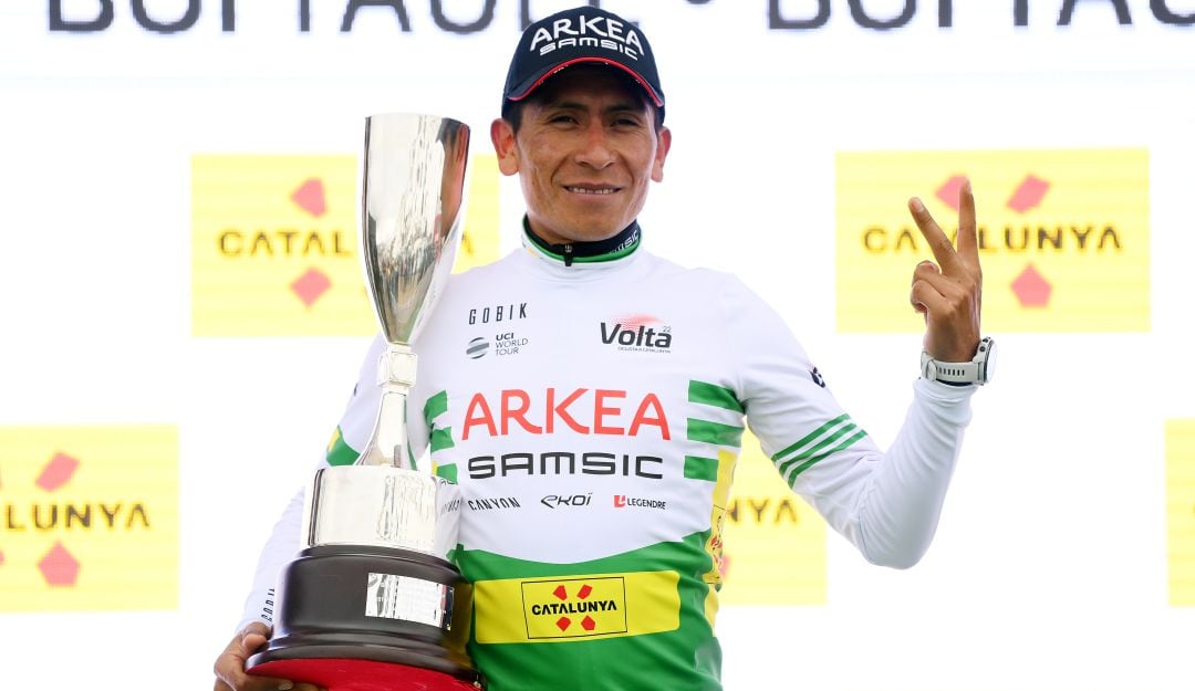 Nairo Quintana luce la camiseta de líder de la Vuelta a Cataluña.