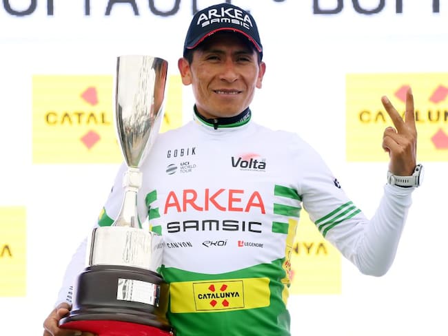 Nairo Quintana luce la camiseta de líder de la Vuelta a Cataluña.