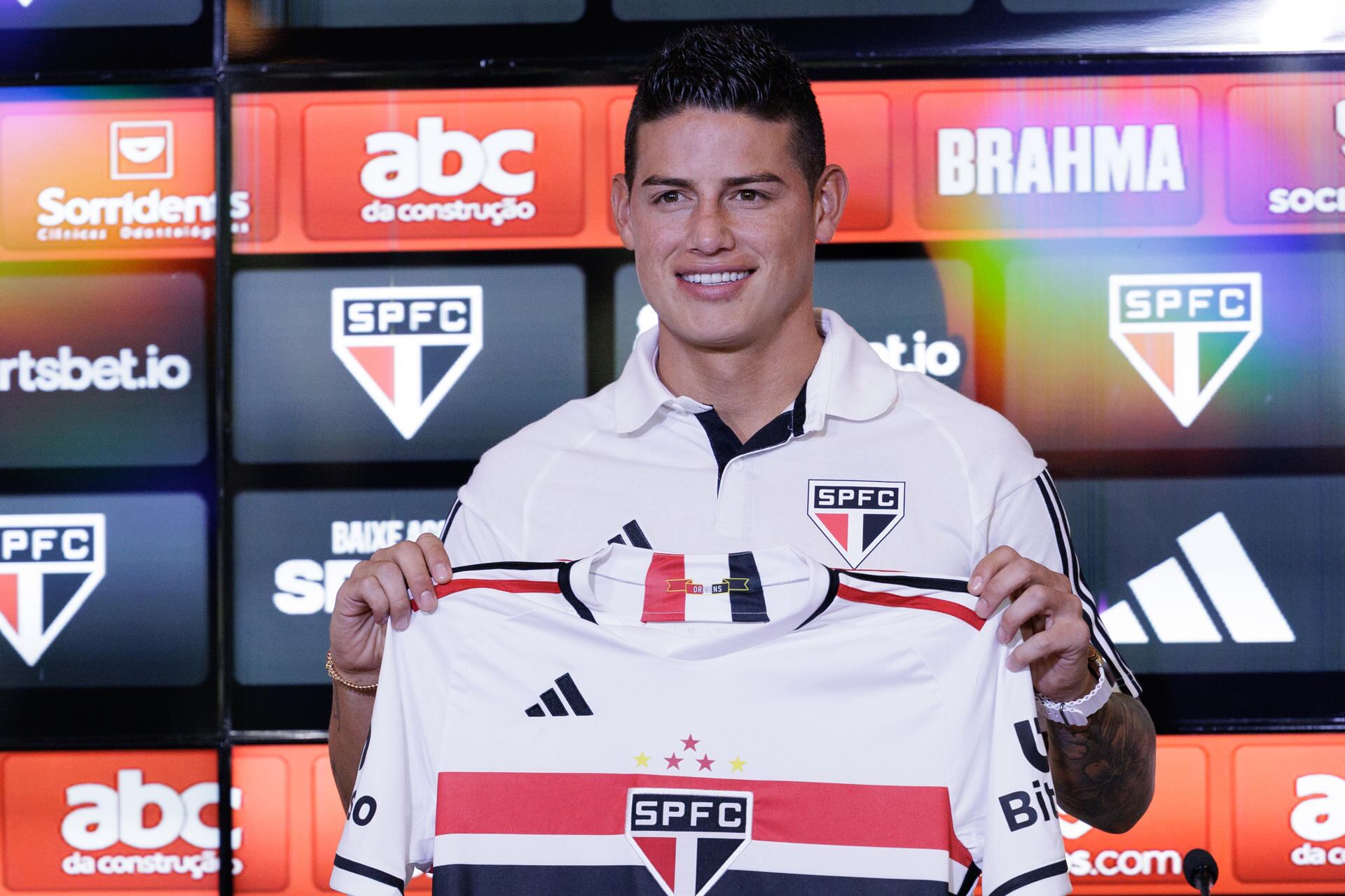 James Rodríguez en la presentación como jugador del Sao Paulo. EFE/ Isaac Fontana