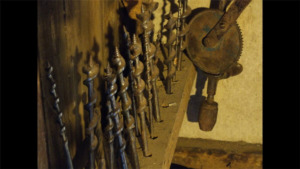 Descansando después de recoger el pasto.  Sergio Sánchez Cea cuenta: "En Chile llamamos horqueta a esta herramienta tradicional del campo para segar el trigo y el pasto".