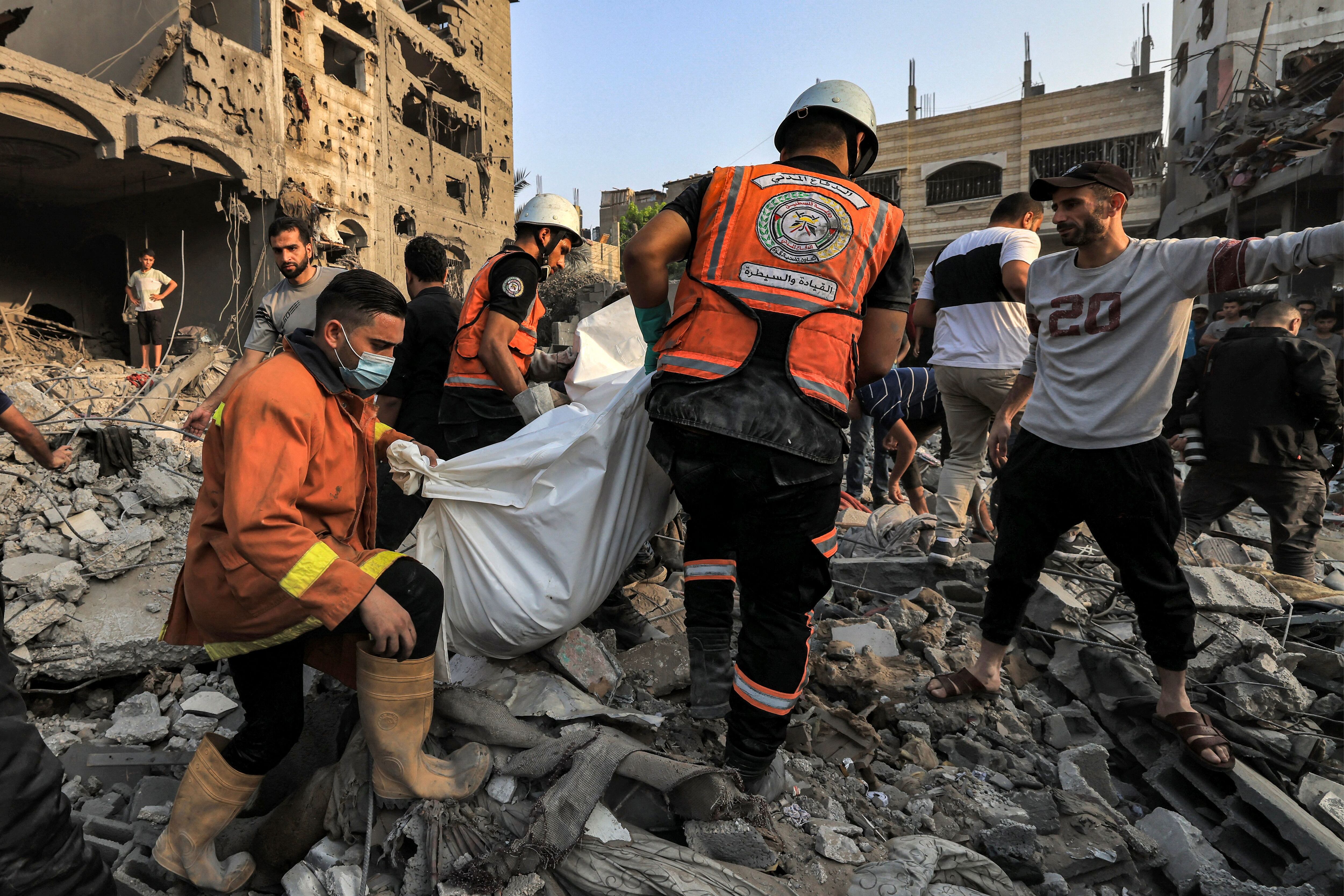 Edificio destruido en Khan Yunis, en el sur de la Franja de Gaza, el 25 de octubre de 2023. (Foto de MAHMUD HAMS/AFP vía Getty Images)