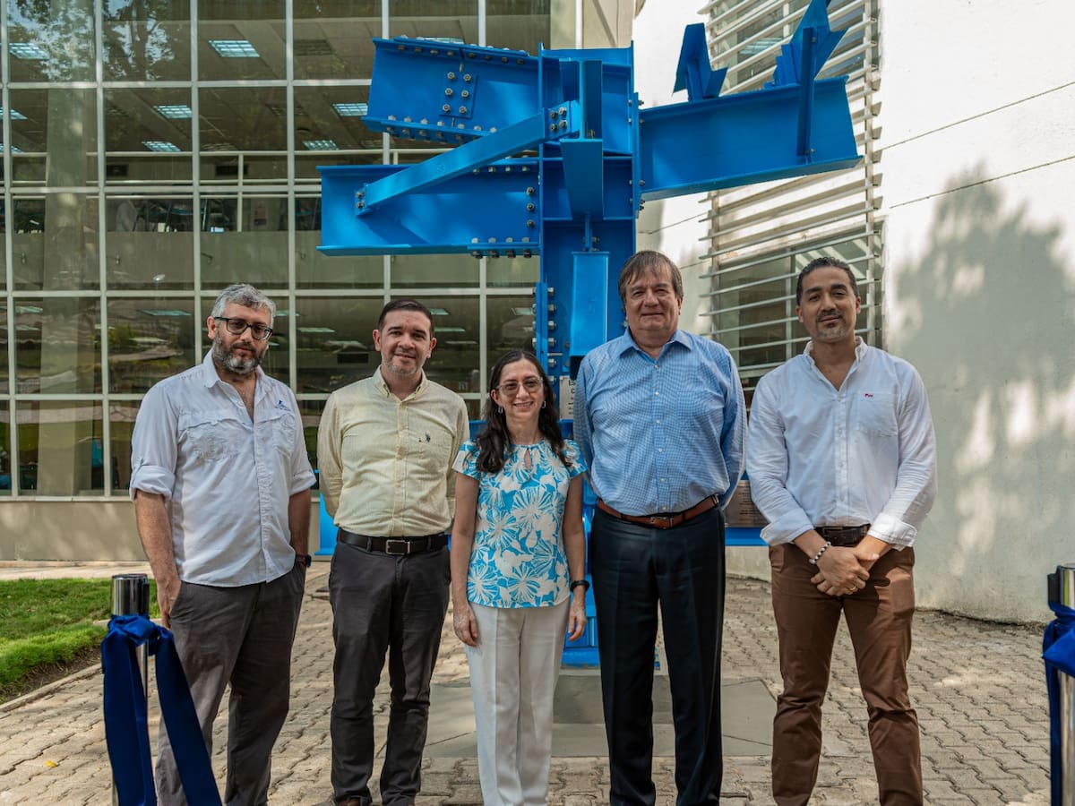 UTB inaugura la segunda escultura de conexiones de acero del Caribe colombiano