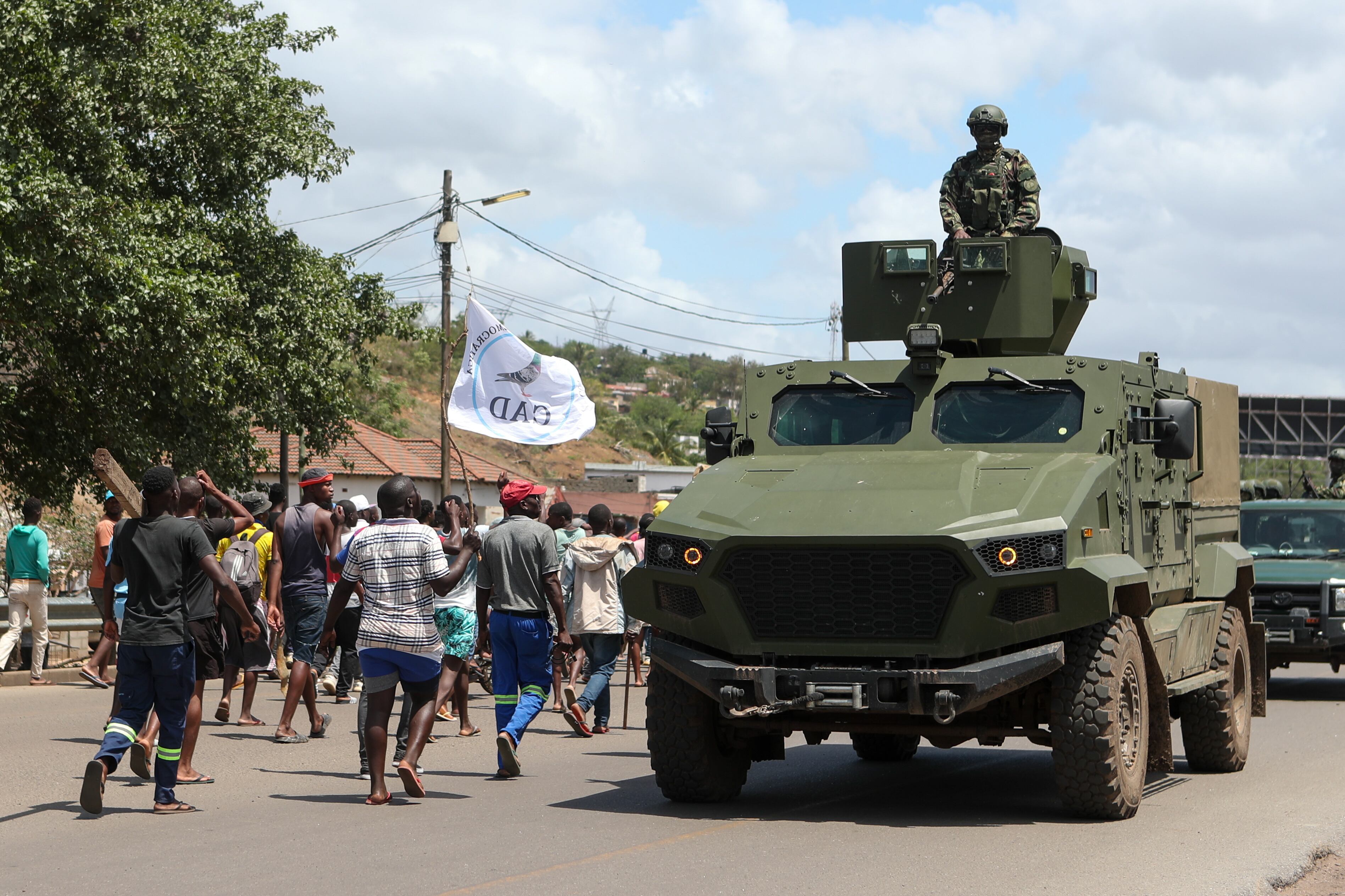 Ressano Garcia (Mozambique), 14/11/2024.- Military patrol during a protest EFE/EPA/LUISA NHANTUMBO