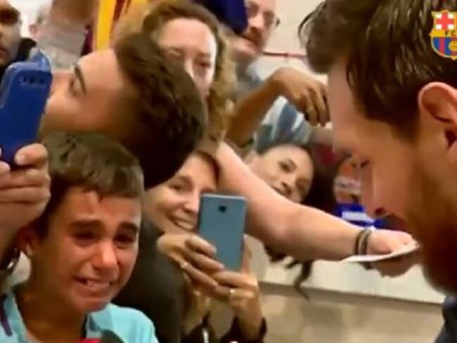 Niño rompe en llanto al recibir autógrafo de Messi