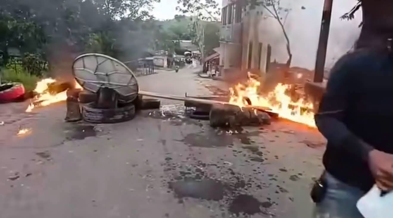 Resistencia al ingreso de las autoridades. Foto Relacionada