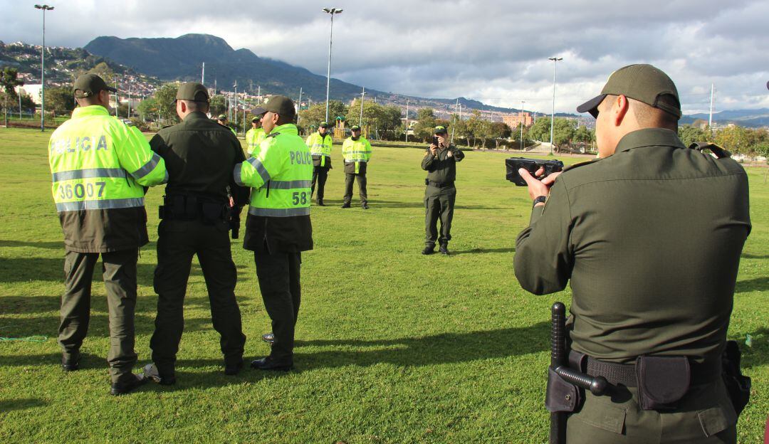 Desde este viernes 25 de julio se inicia el plan piloto que entrega 100 dispositivos de disparo eléctrico a miembros de la policía de vigilancia de los diferentes cuadrantes de Bogotá.