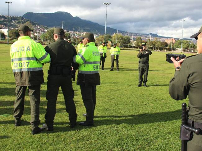 Desde este viernes 25 de julio se inicia el plan piloto que entrega 100 dispositivos de disparo eléctrico a miembros de la policía de vigilancia de los diferentes cuadrantes de Bogotá.