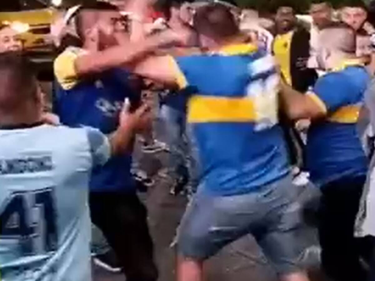 VIDEO | En Manizales, un grupo de hinchas del Boca Juniors se enfrentó a golpes