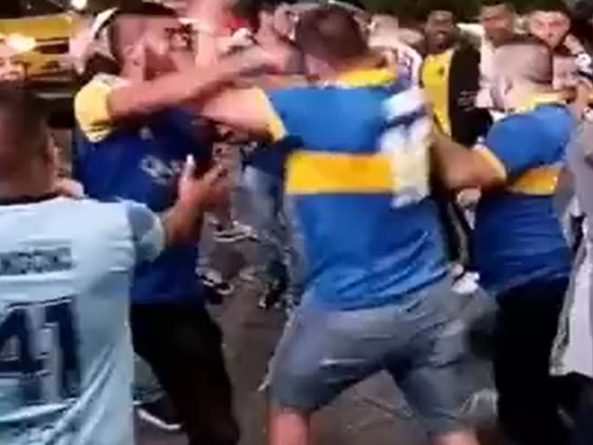 Hinchas del Boca Juniors se enfrenta a golpes en Manizales - Twitter