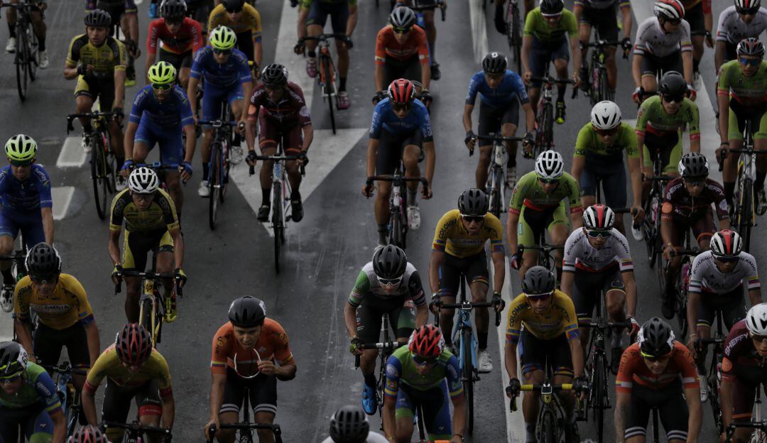 Fundación Esteban Chaves y U Santo Tomás se unen para orientar 15 ciclistas