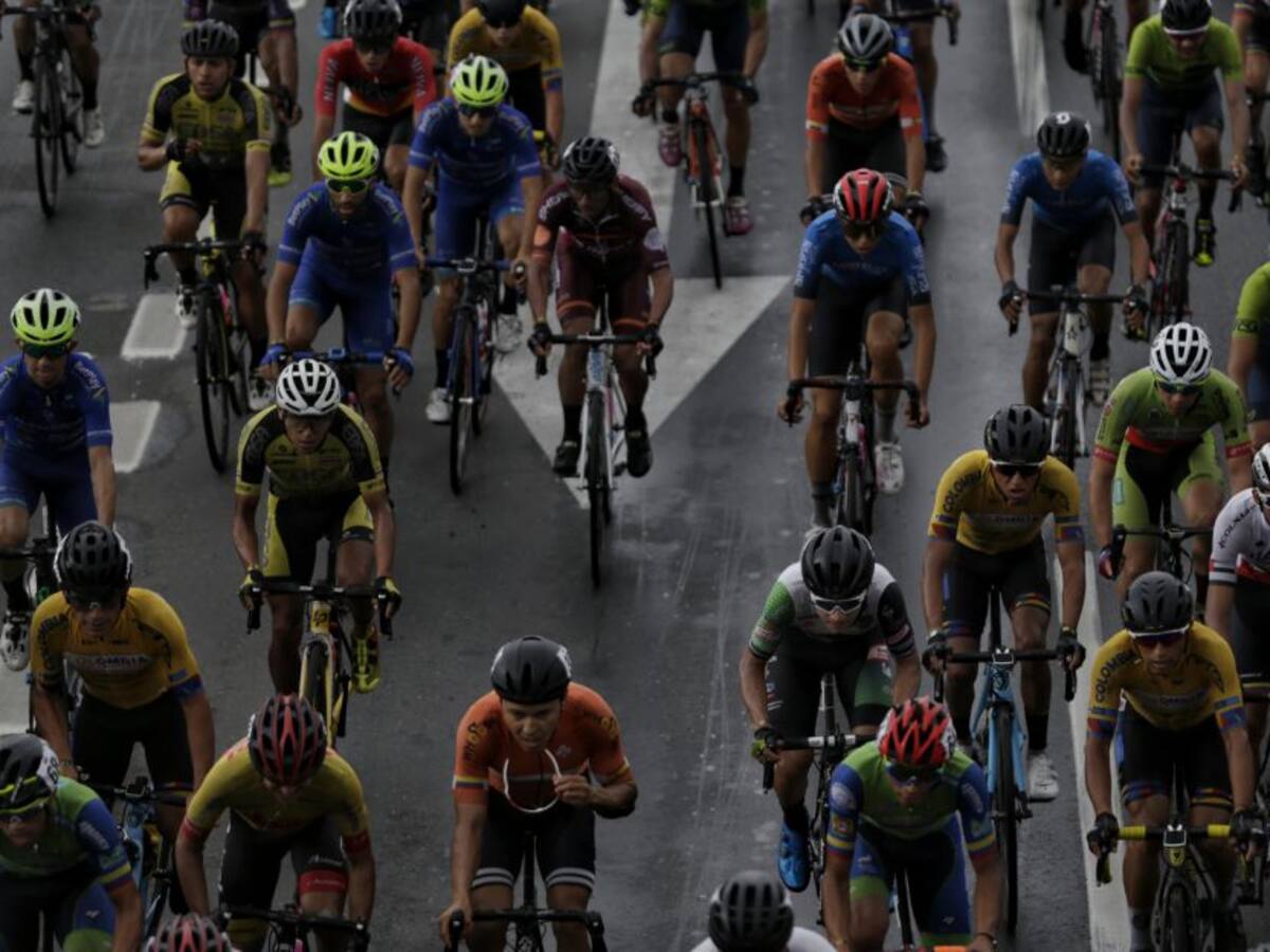 Fundación Esteban Chaves y U Santo Tomás se unen para orientar 15 ciclistas