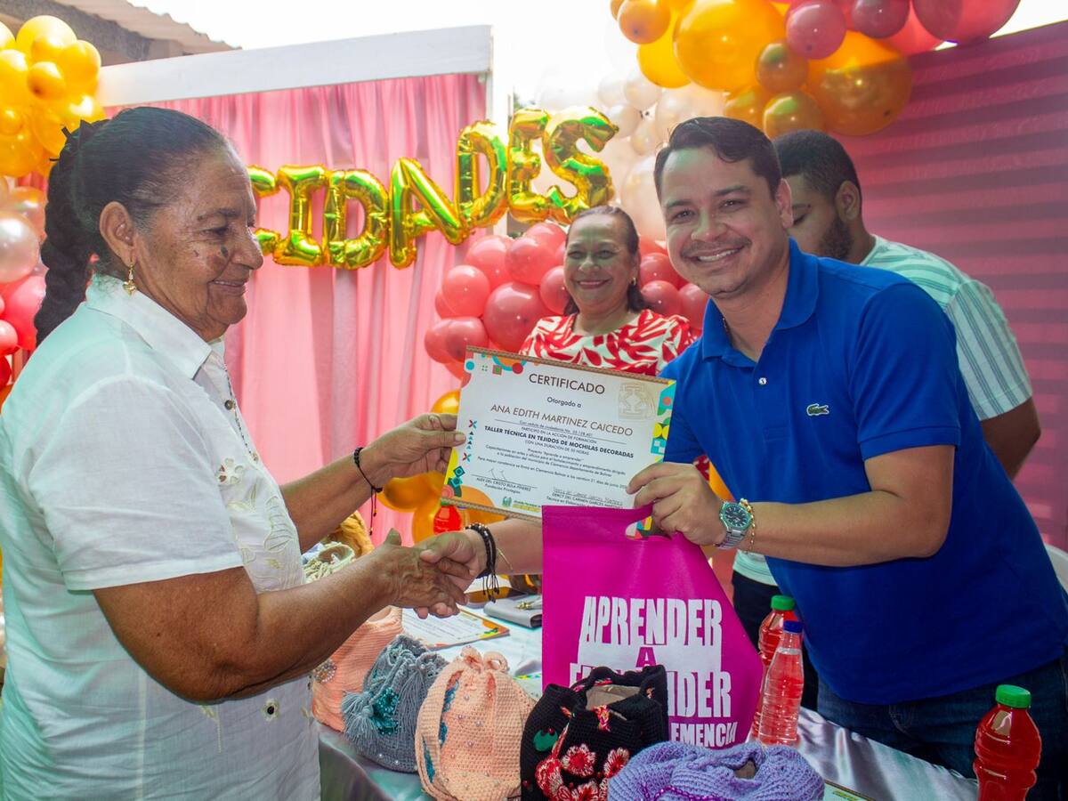 Más de 200 mujeres y jóvenes culminaron cursos de formación para el emprendimiento en Clemencia