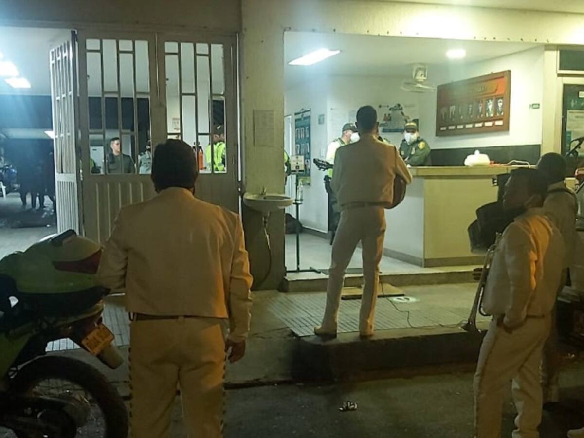 Con serenata le celebraron el día del padre a policías