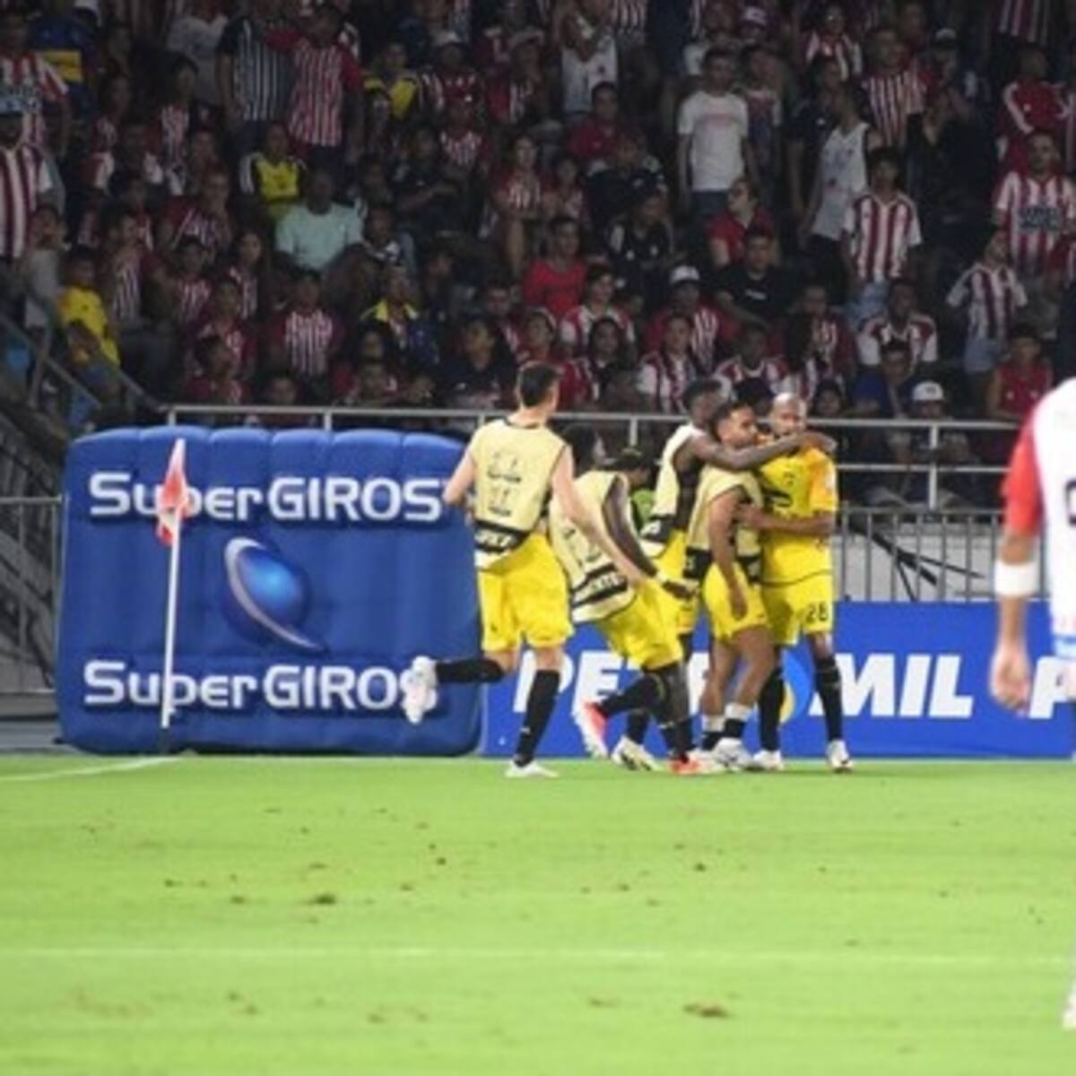 Situación crítica en Junior: Hinchada sacó pancartas contra jugadores y el técnico Reyes
