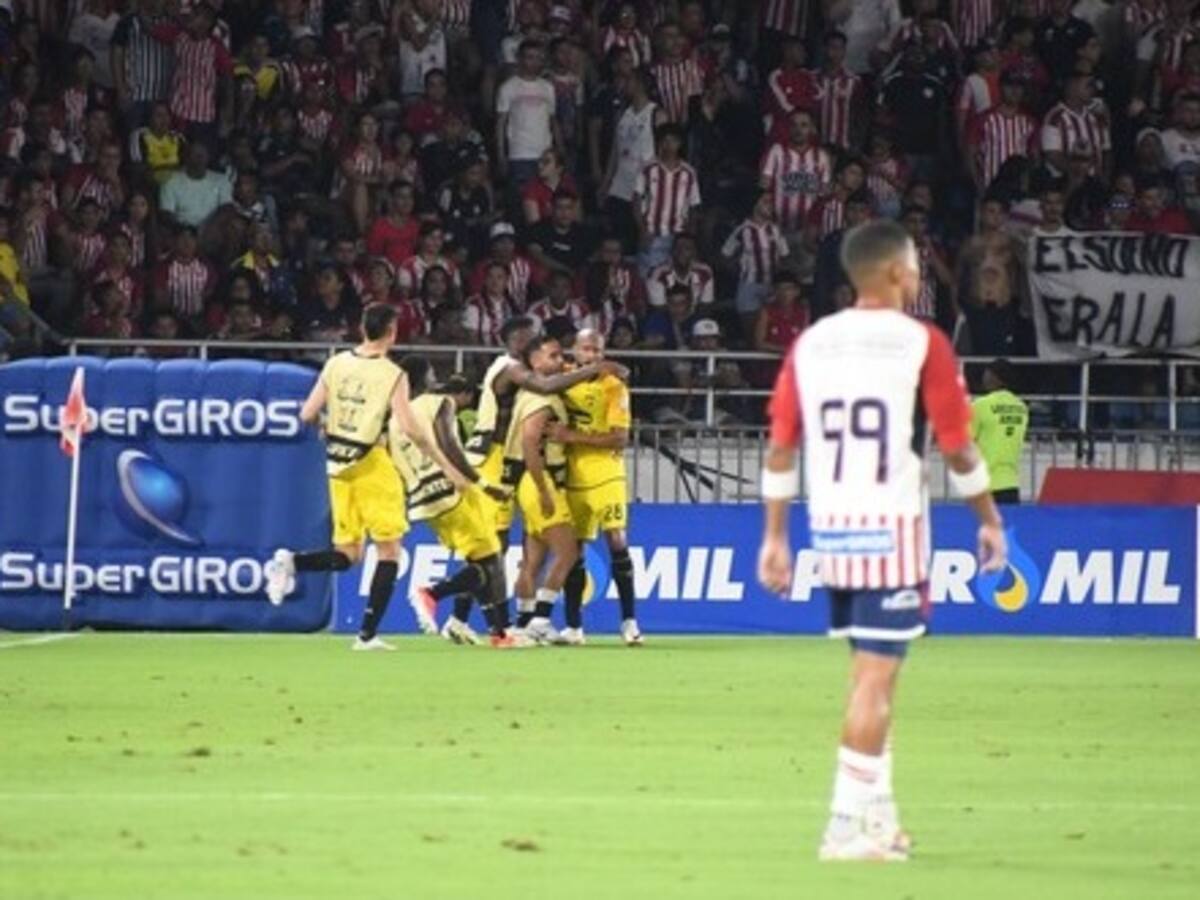 Situación crítica en Junior: Hinchada sacó pancartas contra jugadores y el técnico Reyes