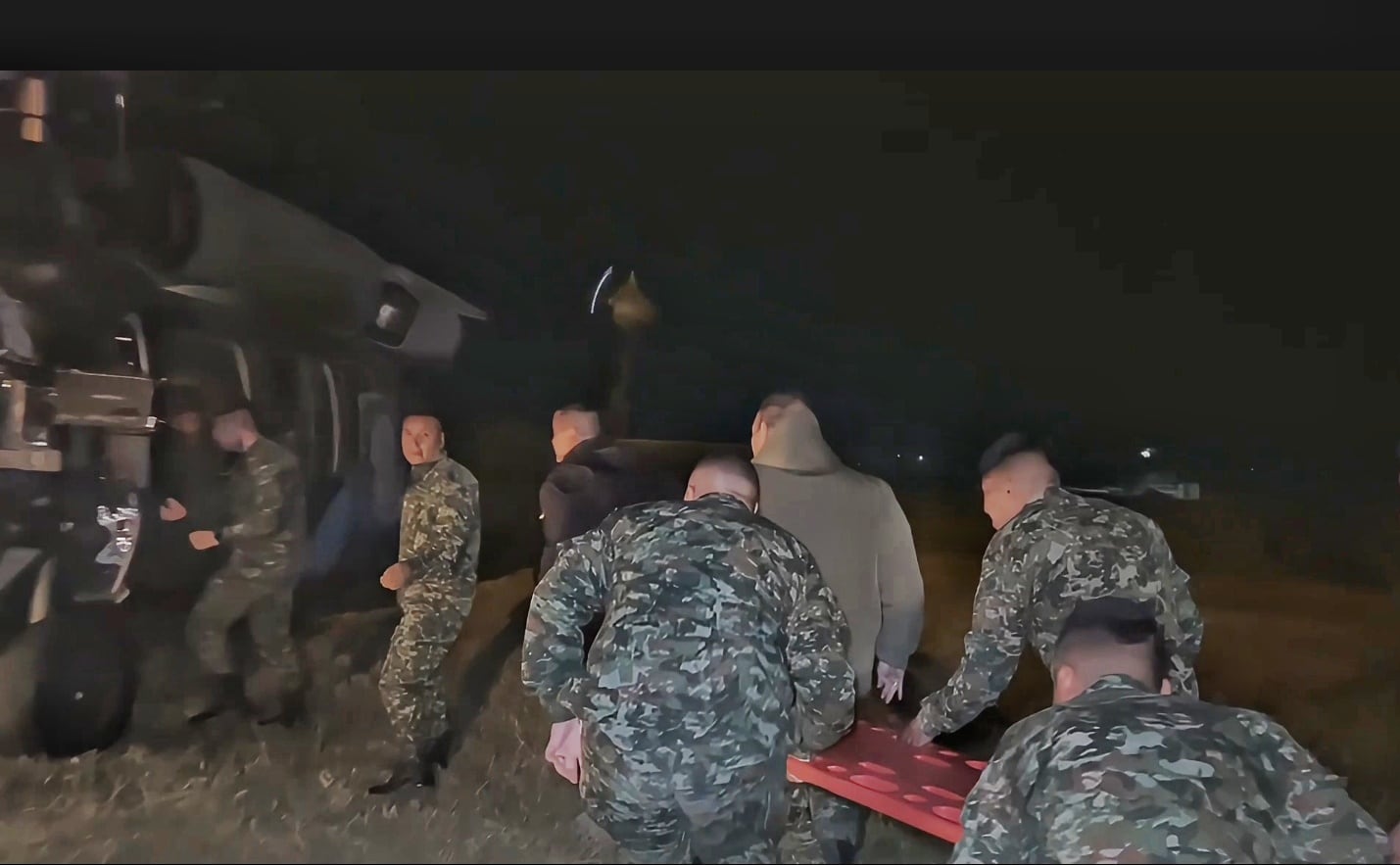 El civil lesionado recibió los primeros auxilios de los enfermeros  de combate. Crédito: Ejército Nacional.