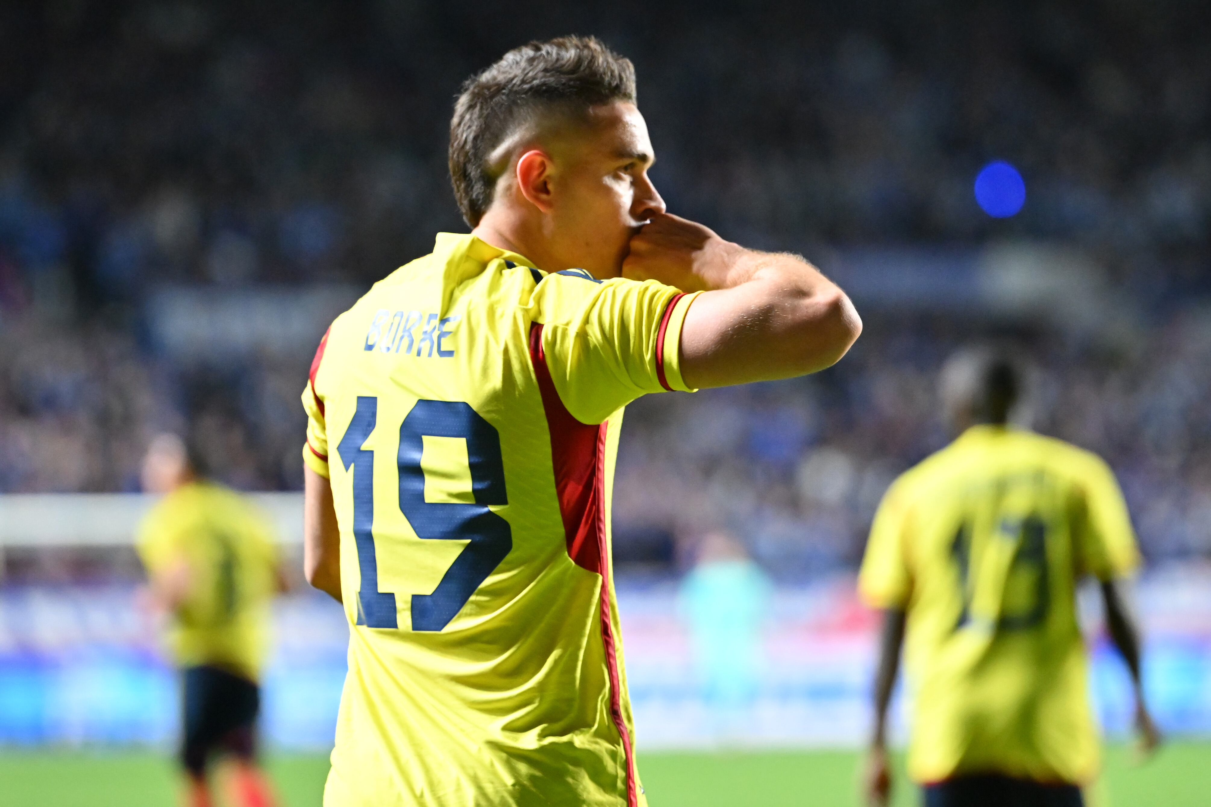 OSAKA, JAPÓN - 28 DE MARZO: Rafael Santos Borre (centro) de Colombia celebra después de anotar el segundo gol del equipo durante el amistoso internacional entre Japón y Colombia en el estadio Yodoko Sakura el 28 de marzo de 2023 en Osaka, Japón. (Foto de Kenta Harada/Getty Images)