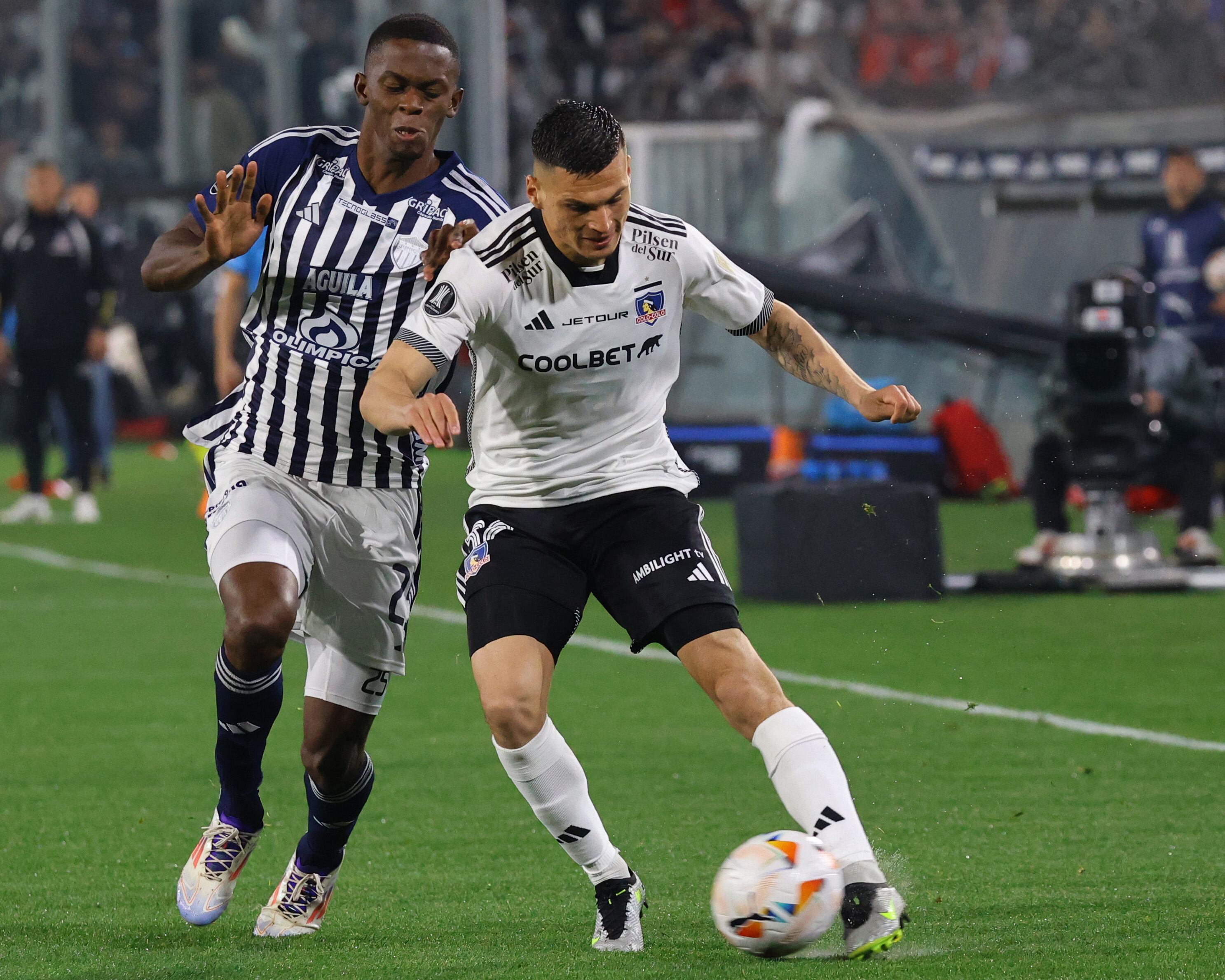 SANTIAGO, CHILE - AUGUST 13: Lucas Cepeda of Colo Colo and Andres Colorado of Junior battle for the ball  during the Copa CONMEBOL Libertadores 2024 Round of 16 match between Colo-Colo and Junior at Estadio Monumental David Arellano on August 13, 2024 in Santiago, Chile. (Photo by Marcelo Hernandez/Getty Images)