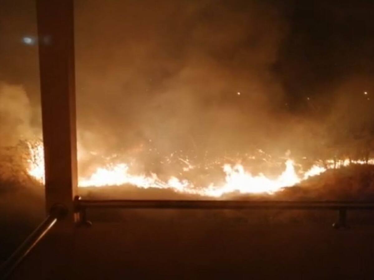 Incendio amenaza a casas en Valledupar y los bomberos sin gasolina