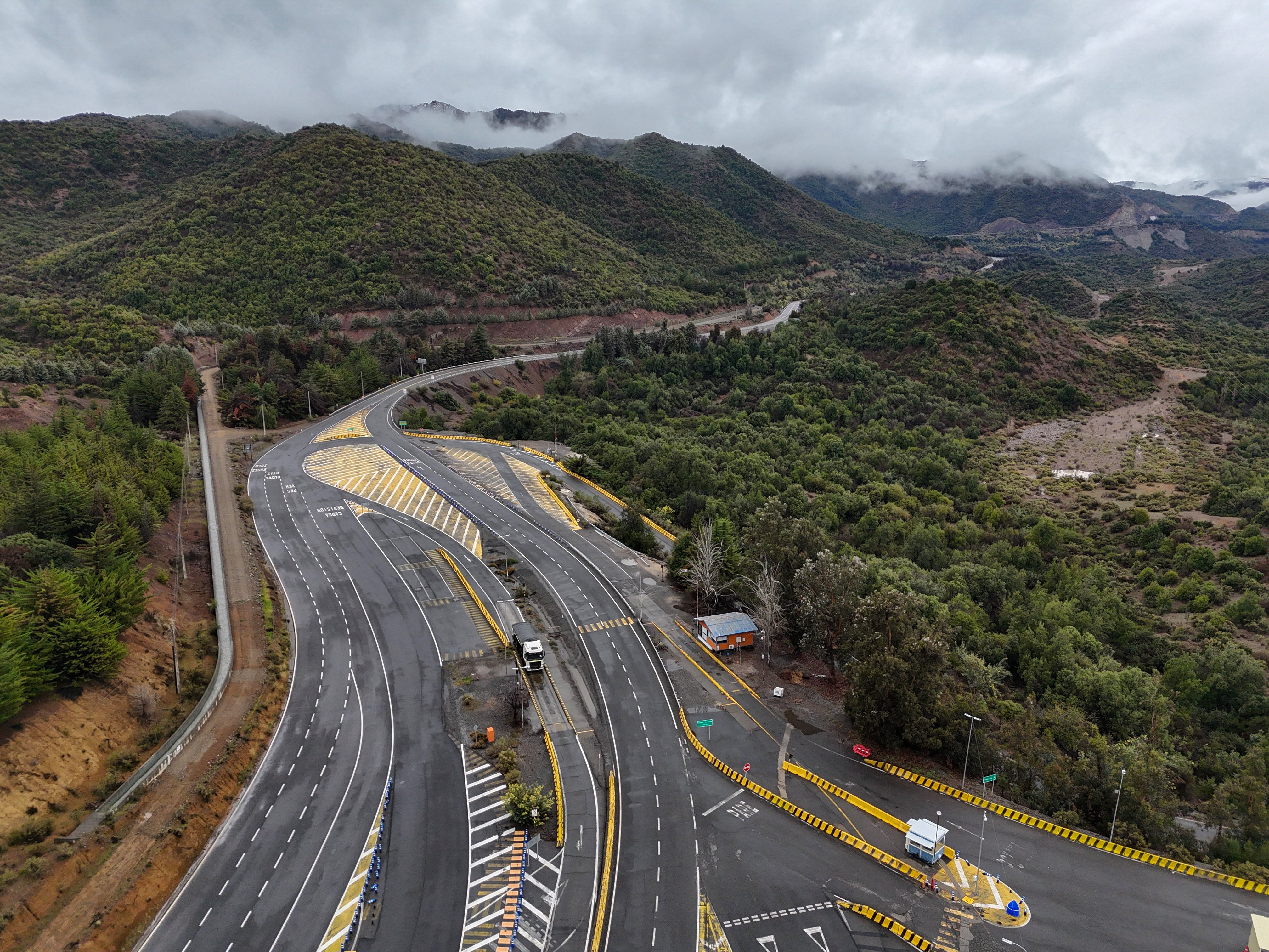 Vista aérea de la entrada a la mina El Teniente, una mina de cobre de Codelco en la comuna de Machali, cerca de Rancagua, Región de O'Higgins, Chile. 
(Foto de RAUL BRAVO / AFP) (Foto de RAUL BRAVO/AFP via Getty Images)