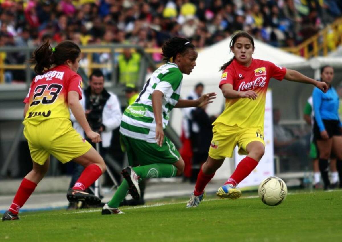 La Selección de Fútbol Femenino Sub20 de Bogotá, se coronó campeona del Campeonato Nacional de la categoría, luego de empatar 2-2 en la última fecha del cuadrangular final al representativo de Antioquia.