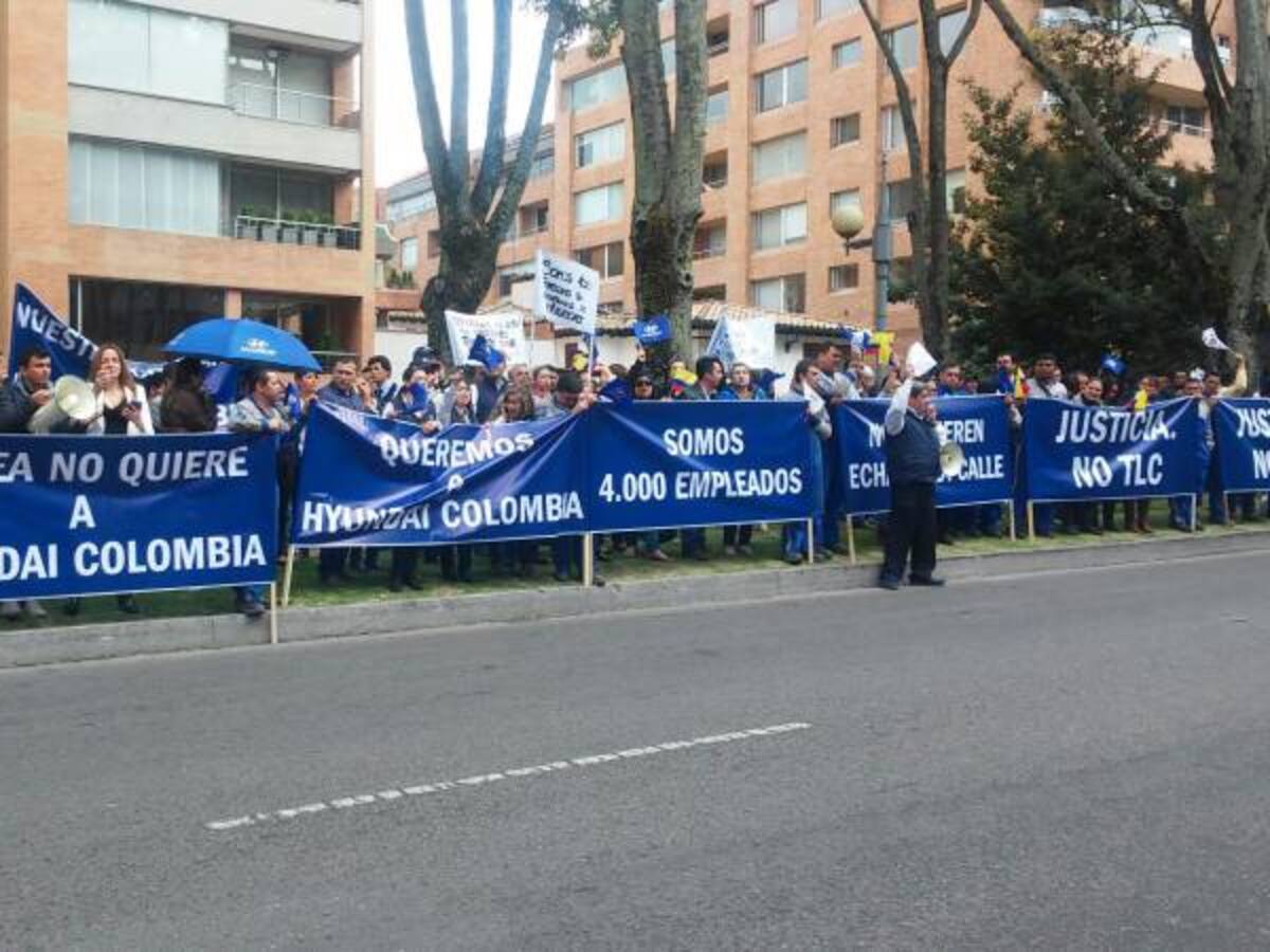 Trabajadores de Hyundai protestan frente a embajada de Corea