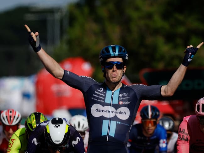 Alberto Dainese festeja la victoria en la etapa 19 de La Vuelta. (Photo by OSCAR DEL POZO/AFP via Getty Images)
